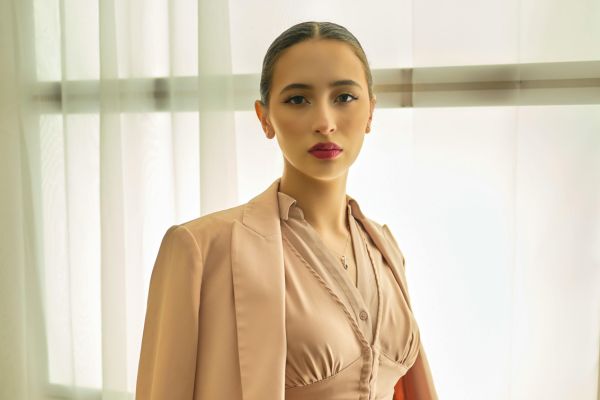 As cores que mais valorizam mulheres acima de 40