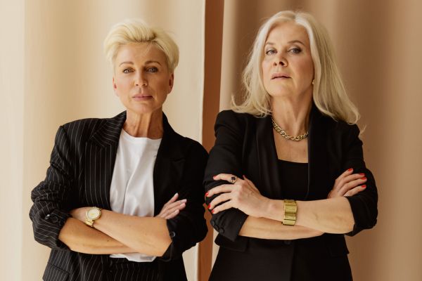 Como transformar peças antigas em looks modernos após os 40